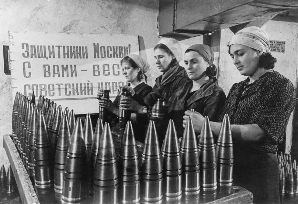 Женщины у снарядов с плакатом «Защитим Москву с вами — весь советский народ»