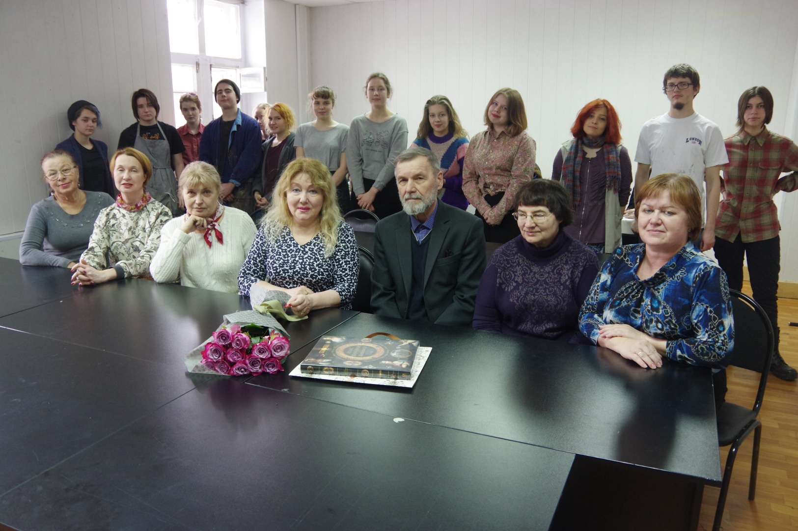 Преподаватель колледжа кактус. Преподаватели техникума. Петровский колледж преподаватели. Преподаватель колледжа.